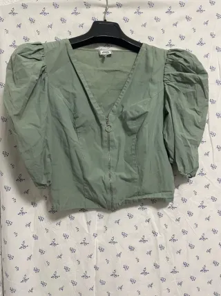 Vestido blanco con volantes y lazada