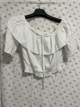 Vestido blanco con volantes y lazada