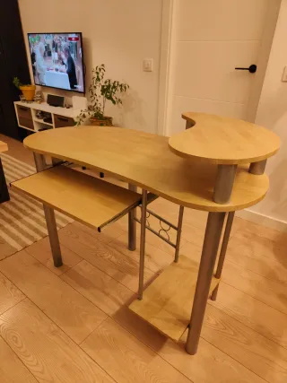 Escritorio madera y metal usado.