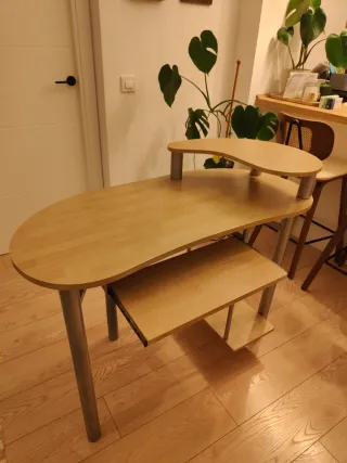 Escritorio madera y metal usado.