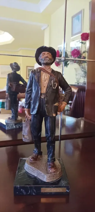 Figura viajero con sombrero y maleta de  Castells