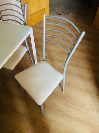 Sillas y mesa metal polipiel