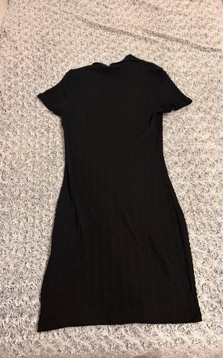 Vestido negro corto con cuello polo