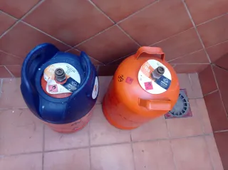 Bombonas de butano y alcachofa con cable