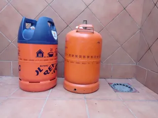 Bombonas de butano y alcachofa con cable