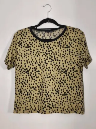 Camiseta beige con topos negros manga corta
