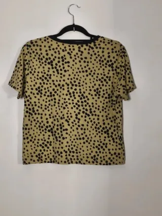 Camiseta beige con topos negros manga corta