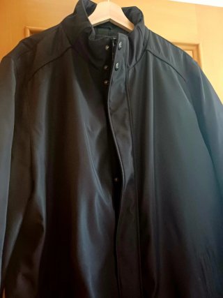 Negociable .Cazadora 3/4 hombre negra impermeable