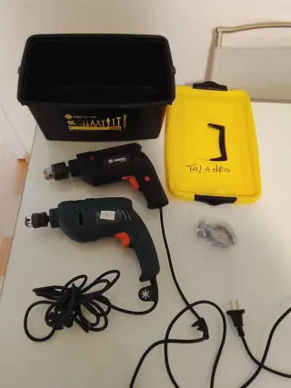 Taladro eléctrico y caja de herramientas