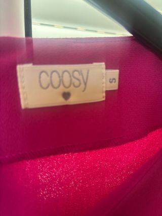 Vestido de fiesta de la marca Coosy color buganvil