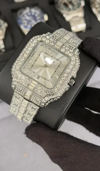 Reloj de plata con incrustaciones