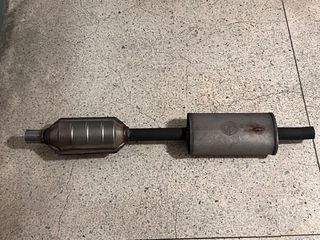 Catalizador y silenciador intermedio