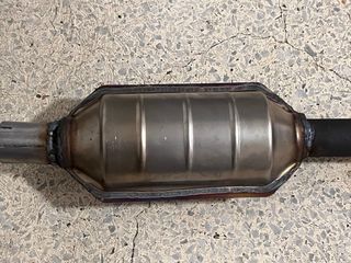 Catalizador y silenciador intermedio