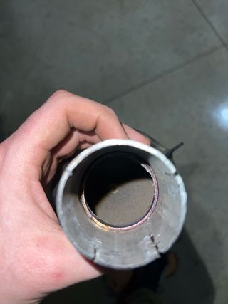 Catalizador y silenciador intermedio