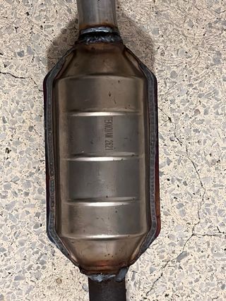 Catalizador y silenciador intermedio