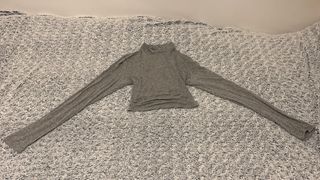Camiseta gris espalda abierta