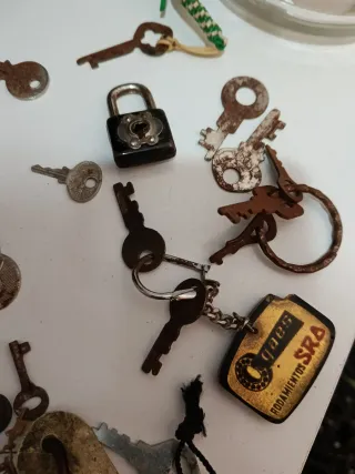 Lote de llaves antiguas y candado