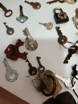 Lote de llaves antiguas y candado