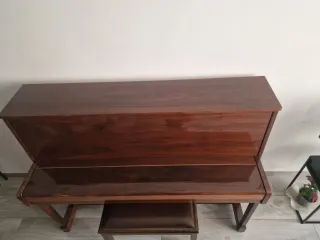 Pianoforte verticale in legno scuro