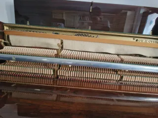 Pianoforte verticale in legno scuro