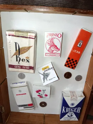 Espositore antico in legno con oggetti da collezione