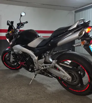 Suzuki GSR 600 Negra/Plata