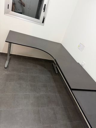 Mesa de oficina esquinera ajustable