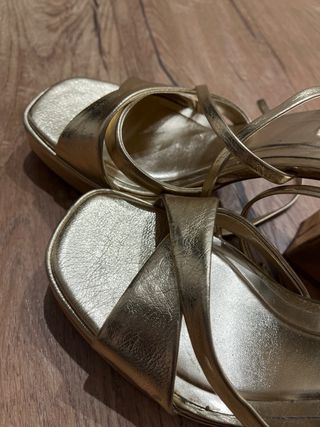 Sandalias doradas tacón plataforma