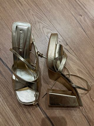 Sandalias doradas tacón plataforma