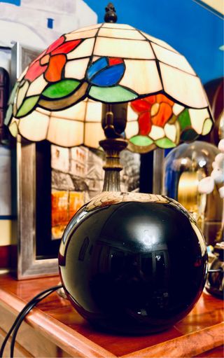 Jarrón esférico negro de vidrio