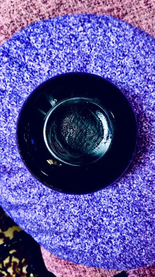 Jarrón esférico negro de vidrio