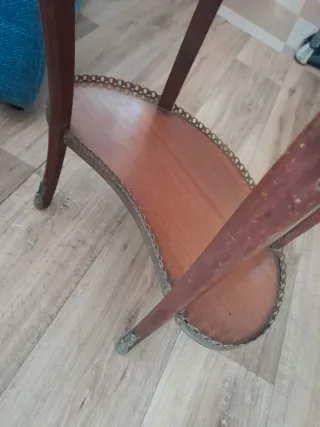 Mesita auxiliar ovalada con detalles dorados