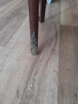 Mesita auxiliar ovalada con detalles dorados