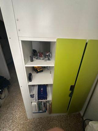 Litera con escritorio blanco y azul