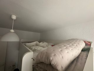 Litera con escritorio blanco y azul