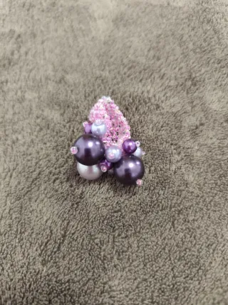 Anillo elástico de perlas moradas y blancas