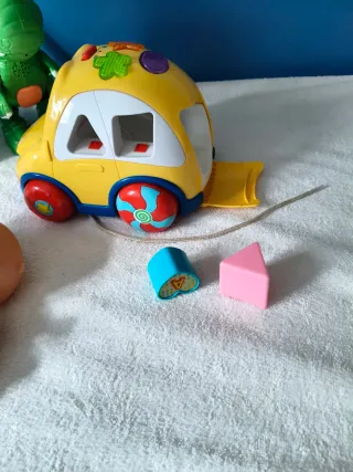 Coche de arrastre infantil amarillo