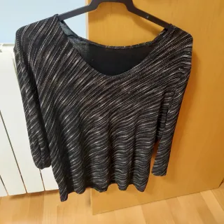 Jersey negro con detalles dorados