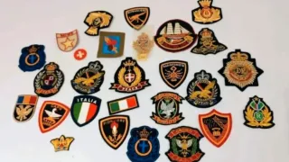 Lotti Emblemi Militari e Distintivi