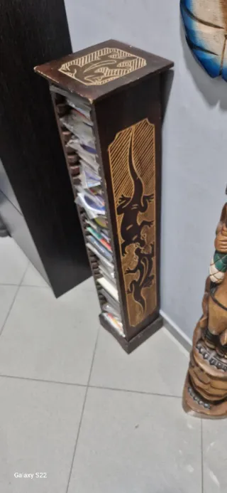 Portacd in legno intagliato