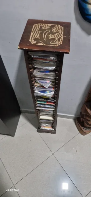 Portacd in legno intagliato