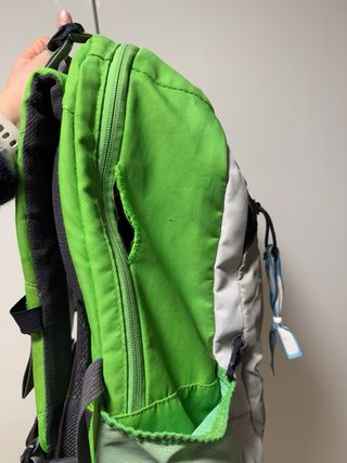 Mochila senderismo Quechua verde y gris