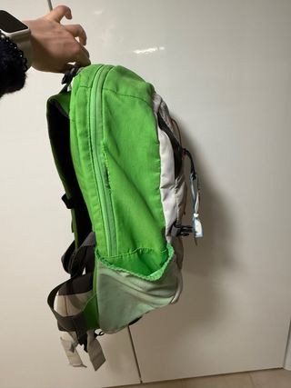Mochila senderismo Quechua verde y gris