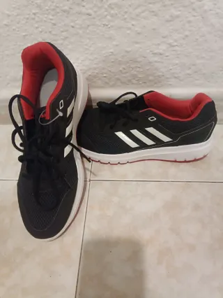 Zapatillas Adidas Negras y Rojas