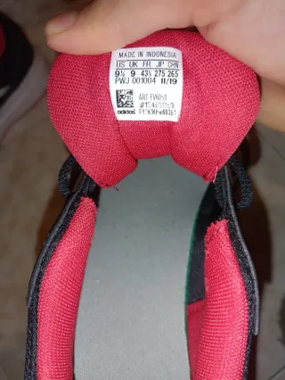 Zapatillas Adidas Negras y Rojas