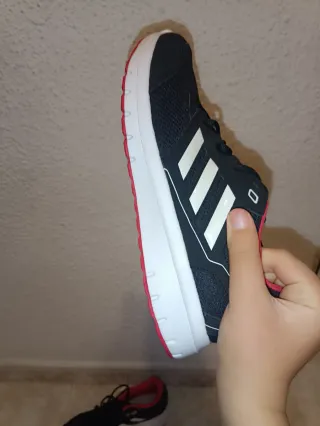 Zapatillas Adidas Negras y Rojas