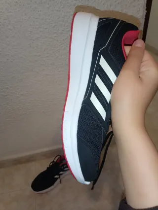 Zapatillas Adidas Negras y Rojas