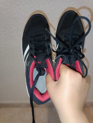 Zapatillas Adidas Negras y Rojas