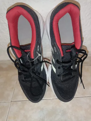 Zapatillas Adidas Negras y Rojas