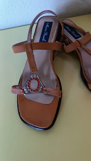 Lote 2 sandalias N/ 38, a 1€ cada una